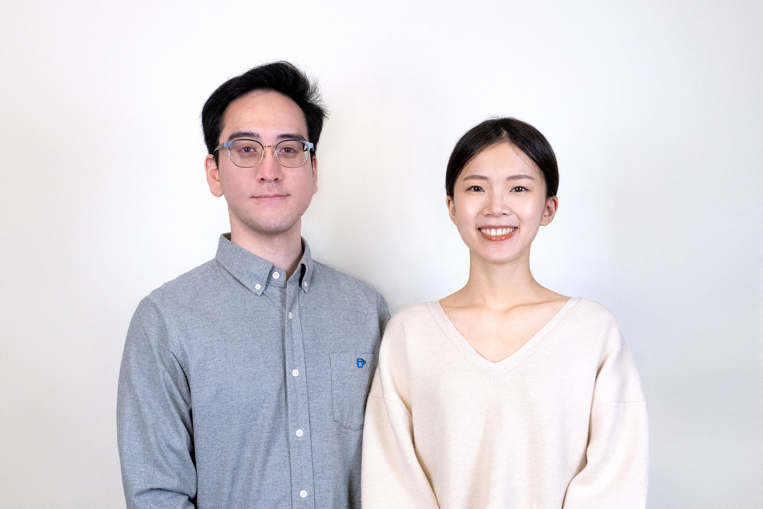 女性と男性がほほ笑みを浮かべ、正面を向いている
